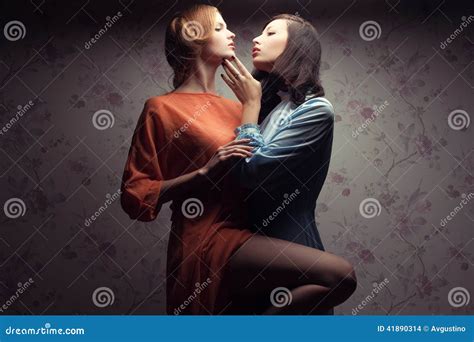 2 women making love